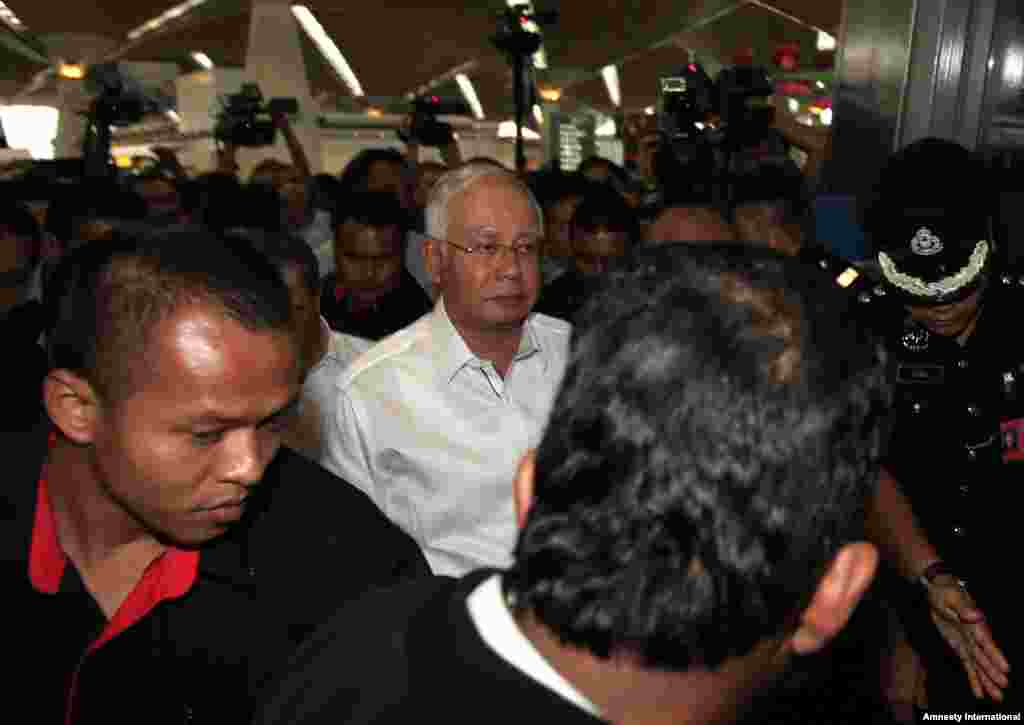 Malayziya Bosh vaziri Najib Razak yo'qolgan samolyotdagi yo'lovchilarning yaqinlari bilan Kuala Lumpur aeroportida.