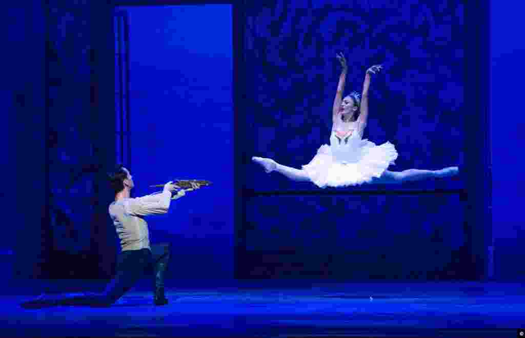 ვიქტორია ჯაიანი და დილან გუტერეში ჯოფრი-ბალეტის "გედების ტბაში". შერილ მენის ფოტო. &nbsp;