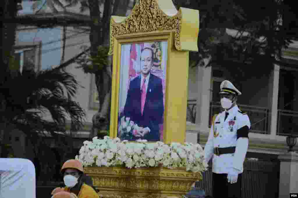 ពិធី​ដង្ហែ​​ព្រះ​សព​របស់​សម្តេច​ក្រុម​ព្រះ​នរោត្តម​ រណឫទ្ធិ​ ចេញ​ពី​ព្រះដំណាក់​ ទៅ​កាន់​វាល​ព្រះមេរុ ​មុខ​វត្តបុទមវតី​ រាជធានី​ភ្នំពេញ​ ថ្ងៃទី៨​ ខែធ្នូ​ ឆ្នាំ​២០២១។ (ហ៊ាន សុជាតា/វីអូអេ)