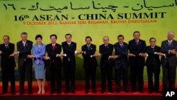 នាយករដ្ឋមន្ត្រី​ចិន Li Keqiang (ទី​៥​ពី​ឆ្វេង) កាន់​ដៃ​ជាមួយ​ថ្នាក់​ដឹកនាំ​អាស៊ាន​ដើម្បី​ថត​រូប​រួម​គ្នា​​នៅ​មុន​កិច្ច​ប្រជុំ​កំពូល​អាស៊ាន​-ចិន​លើក​ទី​១៦ ​នៅ​ទី​ក្រុង​ Bandar Seri Begawan ប្រទេស​ប្រ៊ុយណេ កាល​ពី​ថ្ងៃ​ទី​០៩ តុលា ២០១៣។