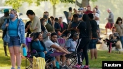 Njerëzit që kërkojnë punë presin në radhë përpara Qendrës për Karrierën, në Kentucky