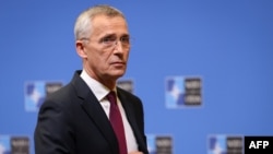 Столтенберг рече дека нема да има формална покана на Украина во НАТО, но дека ќе има активни дискусии за време на самитот во јули за „како Украина да се приближи до НАТО“