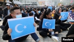 香港示威者2019年12月22日手持東突厥斯坦旗幟支持維吾爾族人（路透社）