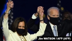 រូបឯកសារ៖ លោក Joe Biden (ស្ដាំ) និង​អ្នកស្រី Kamala Harris ឈរ​នៅ​លើ​ឆាក ក្រោយ​ពី​ថ្លែង​សុន្ទរកថា​នៅ​ក្រុង Wilmington រដ្ឋ Delaware បន្ទាប់​ពី​ត្រូវ​បាន​គេ​សន្មត​ថា​អ្នក​ទាំង​ពីរ​ឈ្នះ​ការបោះឆ្នោត​ប្រធានាធិបតី ថ្ងៃទី៧ ខែវិច្ឆិកា ឆ្នាំ២០២០។ 