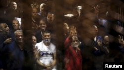 "Musulmon birodarlar" harakati harbiy to'ntarish natijasida hukumatdan ketgan lider Muhammad Mursini qo'llab-quvvatlab namoyishga chiqqan kunlar. Qohira, Misr, 2-iyun, 2015