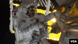 El astronauta Danny Olivas en el espacio. Él y la astronauta Nicole Stott removieron un tanque de amoníaco y, el jueves, instalarán uno nuevo y más grande.
Olivas and Stott also retrieved the European Technology Exposure Facility and Materials Internat