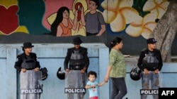 Mujeres policías montan guardia frente a la sede de las Naciones Unidas (ONU) en Managua el 10 de diciembre de 2018 en el Día Internacional de los Derechos Humanos.