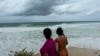 Turistas observan las olas del mar mientras el huracán Beryl pasa cerca de Bridgetown, Barbados, el 1 de julio de 2024.