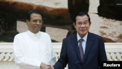 លោកនាយករដ្ឋមន្ត្រី ហ៊ុន សែន ចាប់ដៃជាមួយលោកប្រធានាធិបតី Maithripala Sirisena នៃប្រទេសស្រីលង្កា មុនកិច្ចប្រជុំមួយ នៅវិមានរដ្ឋាភិបាល ក្នុងក្រុងភ្នំពេញ ថ្ងៃទី៨ ខែសីហា ឆ្នាំ២០១៩។ 