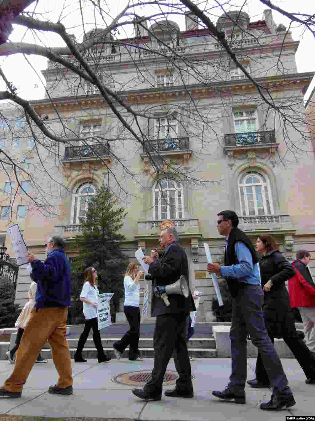 O'zbekiston elchixonasi qarshisida respublika paxta dalalarida bolalar majburiy mehnatiga qarshi namoyish, Vashington, 11-mart, 2013-yil.