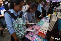 Participants take part in the 7th Cambodia Book Fair at the National Library in Phnom Penh, December 07th, 2018. (VOA Khmer)