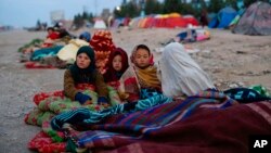 Ko'chada qolgan afg'onistonlik oilalarning farzandlari. Hirot, 29-noyabr, 2021. 