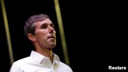 Beto O'Rourke, ex congresista demócrata de Texas, participa en la "Marcha por la verdad: Detén el muro, detén las mentiras" durante la visita del Trump a El Paso, Texas. Foto: Reuters