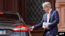 El nuevo ministro argentino de Economía, Luis Caputo, abandona la Casa Rosada el 12 de diciembre de 2023.