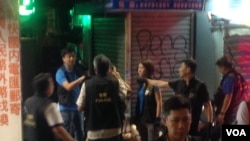 至少6名打人男子被便衣警察捉獲 (美國之音海彥拍攝)