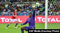 Keeper wa Cameroon akiokoa bao