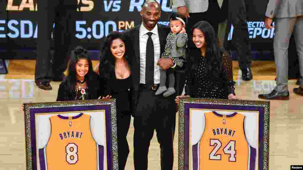Kobe Bryant wakati wa mapumziko katika sherehe za kustaafisha jezi zake mbili za timu ya Lakers ya namba alizokuwa akichezea Robert Hanashiro-USA TODAY Sports - 10486803