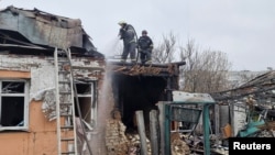 ইউক্রেনরে খারকিভ শহরে রুশ হামলার পড় দমকল বাহিনী আগুন নেভাচ্ছে। ফটোঃ ১ ফেব্রুয়ারি, ২০২৫। 