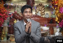 រូបឯកសារ៖ លោក ហ៊ឹម សុភី អ្នក​និពន្ធ​ទំនុកភ្លេង​នៃ​ស្នាដៃ​សិល្បៈ ​«បង្សុកូល»​កំពុង​ឡើង​ថ្លែង​ចំណាប់អារម្មណ៍​នៅ​ឯ​វត្ត​សាមគ្គីធម្មិការាម ក្នុង​សង្កាត់ Brooklyn ទីក្រុង ញូវយ៉ក ​ក្រោយ​ពី​សម្តែង​ចប់ កាល​ពី​ថ្ងៃទី ១៧ ខែ ធ្នូ ឆ្នាំ ២០១៧។ (ហុង ចិន្តា/VOA)