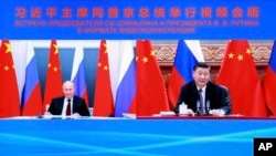 俄羅斯總統普京和中國國家主席習近平6月28日進行視頻峰會。這是新華社發布的視頻會議的截屏。（美聯社提供）