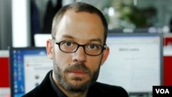 El libro de Domscheit-Berg presenta un estudio sobre la evolución de WikiLeaks y detalles de su rivalidad con Assange