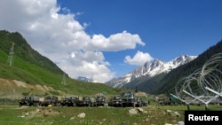 资料照：印度军队准备开往拉达克地区的军车。（2020年6月16日）