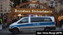 Patrouille de police devant le marché de Noël à Dresde en l’Allemagne, le 20 décembre 2016.