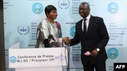 Fatou Bensouda, procureure de la CPI, et Mamadou Ismaël Konate, ministre de la Justice au Mali, à Bamako, le 18 octobre 2017. 