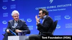 L'ancien président Bill Clinton, qui a créé la Fondation Clinton à son départ de la Maison Blanche, aux côtés de Hamdi Ulukaya, de la 'Tent Foundation' lors d'un forum de la Clinton Global Initiative à New York, le 4 février 2016.