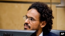 Ahmad Al Mahdi Al Faqi assis au tribunal lors de sa comparution initiale devant la Cour pénale internationale à La Haye, Pays-Bas, 30 septembre 2015. 