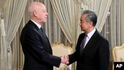 突尼斯总统赛义德与到访的中国外长王毅握手。（2024年1月15日）