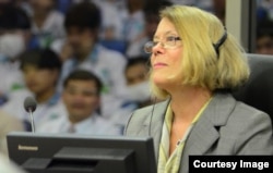 FILE-Expert Ms. Elizabeth Becker, journalist and author, giving testimony before the Extraordinary Chambers in the Courts of Cambodia in Case 002/02 against Nuon Chea and Khieu Samphan on 9 February 2015. (Courtesy of ECCC/Nhet Sok Heng)