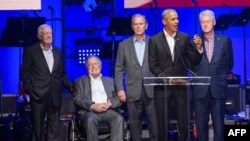 Daga hagu tsohon shugaban Amurka Jimmy Carter,Sai George Bush babba, sai Bush karami, da Obama, da Bill Clinton.