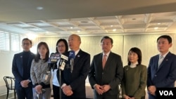 參加特朗普總統就職典禮的台灣立法院院長韓國瑜（左4）及台灣朝野立法委員代表團，在離開華盛頓前舉行記者會說明訪問成果。 (2025年1月22日，美國之音鍬辰芳拍攝）