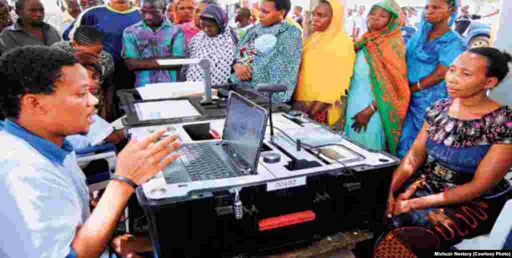 Maafisa wakiwaandikisha wapigaji kura kwa komputa za uchaguzi BVR