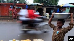 Un vendeur de rue dans Monrovia, Liberia, le 14 octobre 2011