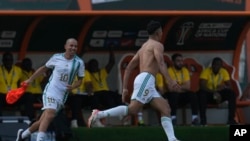 Baghdad Bounedjah wa Algeria, kulia, akishangilia baada ya kuifungia timu yake bao la pili katika mchezo wa Kundi D wa Kombe la Mataifa ya Afrika kati ya Algeria na Burkina Faso Uwanja wa Peace of Bouake mjini Bouake, Ivory Coast, Jumamosi, Jan. 20, 2024. (AP).