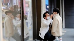 Građani Seula nose maske da bi se zaštitili od virusa COVID-19
