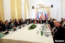 Головний переговірник Ірану Аббас Аракчі та Генеральний секретар Європейського зовнішньополітичного відомства Хельга Шмід на засіданні комісії з JCPOA у Відні, 2019 рік