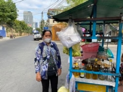 អ្នកស្រី ឃីម ហា ឈរលក់​មីឆា នៅ​សង្កាត់​ចតុមុខ ក្នុង​រាជធានី​ភ្នំពេញ កាលពី​ថ្ងៃទី១០ ខែធ្នូ ឆ្នាំ២០២០។ (អូន ឆេងប៉រ/វីអូអេ)