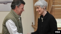 La subsecretaria Wendy Sherman se reunió con el presidente Juan Manuel Santos en el aeropuerto militar de Catam.