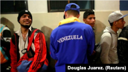 Migrantes venezolanos esperan en la frontera entre Perú y Ecuador, en Tumbes. 25 de agosto 2018.
