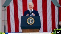 El presidente Joe Biden habla durante un evento para conmemorar el Día de los Veteranos en el Cementerio Nacional de Arlington, a las afueras de Washington DC, el 11 de noviembre de 2021. Archivo.