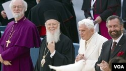 Paus Benediktus (kedua dari kanan) dengan para pemuka agama-agama lain dalam pertemuan lintasagama di Asisi, Kamis (27/10).