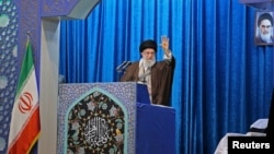 Iranski vrhovni vođa ajatola Ali Hamenei obraća se Irancima tokom molitvi petkom, Teheran, 17. januar 2020.