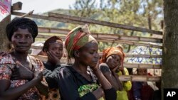 Wanawake wakiomboleza wakikusanyika kutambua maiti katika kijiji cha Nyamukubi, jimbo la Kivu Kusini, nchini Congo Jumamosi, Mei 6, 2023. Idadi ya waliofariki kutokana na mafuriko na maporomoko ya ardhi mashariki mwa Congo.