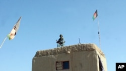 ទាហាន​អាហ្វហ្គានីស្ថាន​ម្នាក់​ឈរ​យាម​នៅ​ខាងក្រៅ​តំបន់ត្រួតពិនិត្យ​នៅ​ស្រុកNad Ali ខេត្ត Helmand ប្រទេស​អាហ្វហ្គានីស្ថាន។