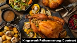 Warga AS biasanya merayakan Thanksgiving atau Hari Bersyukur dengan menyantap daging kalkun bersama keluarga (foto: ilustrasi). 