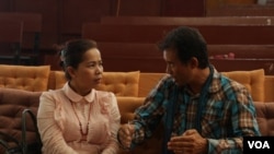 អ្នកស្រី ហឹុម សាវី (ឆ្វេង) ដែលជាអ្នកចំរៀងនៅក្នុងស្នាដៃបង្សុកូល និងលោក អាន ចនផន (ស្តាំ) ដែលជាស្ថាបនិកសមាគមសិល្បៈខ្មែរអមត: កំពុងពិភាក្សាកំឡុងពេលសន្និសីតកាសែតស្នាដៃបង្សុកូល នៅឯសារមន្ទីរជាតិ រាជធានីភ្នំពេញ កាលពីថ្ងៃទី ១៣ ខែកក្កដា ឆ្នាំ២០១៧។ (រិទ្ធី គីមហេង/ VOA)