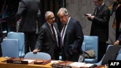 在纽约联合国总部，联合国秘书长古特雷斯在安理会有关加沙局势会议期间与阿联酋代表交谈。(2023年12月8日)